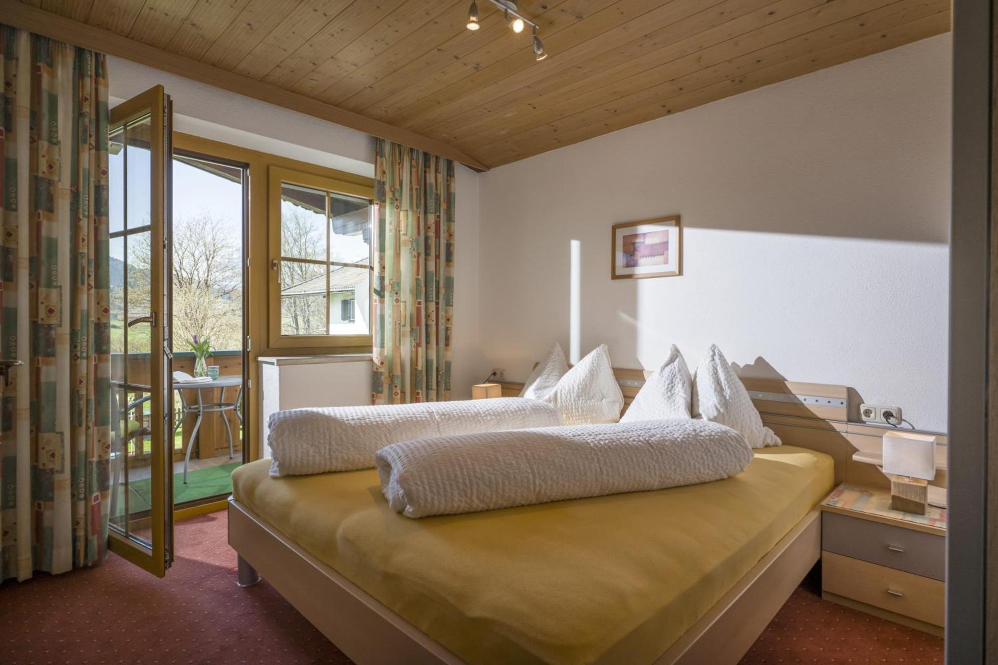 Gaestehaus Schwaiger - Wiesenweg Kössen Habitación foto